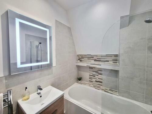 Lovely 1 Bed Apartment In Old Market Square