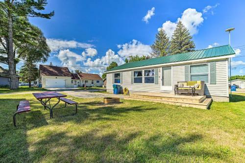 Charming Houghton Lake Cottage Walk To Lake!