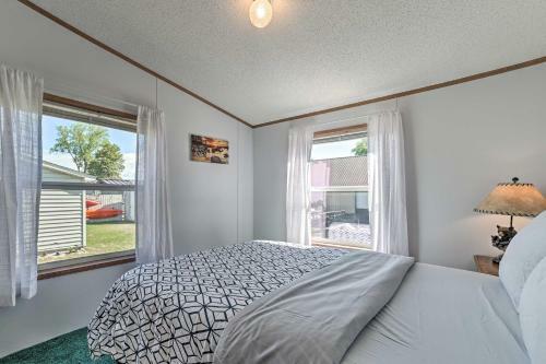 Charming Houghton Lake Cottage Walk To Lake!