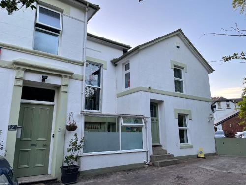 Glorious 6 Bed Detached Victorian Villa By The Sea