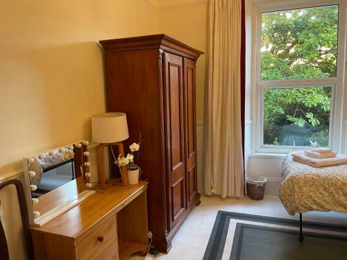 Glorious 6 Bed Detached Victorian Villa By The Sea