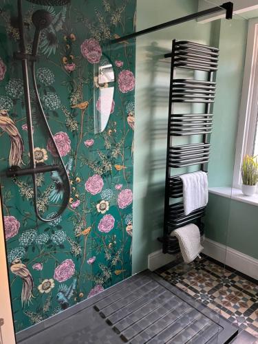 Glorious 6 Bed Detached Victorian Villa By The Sea