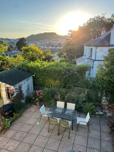 Glorious 6 Bed Detached Victorian Villa By The Sea