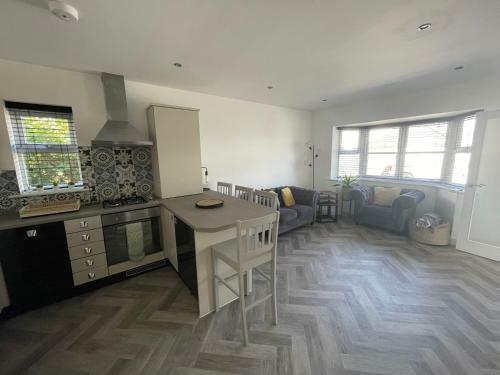 Beautiful 2 Bedroom House Seasisde Location