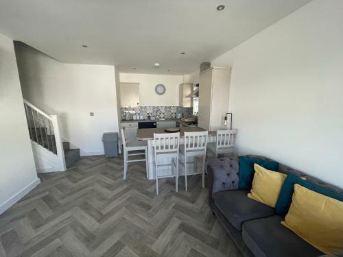 Beautiful 2 Bedroom House Seasisde Location