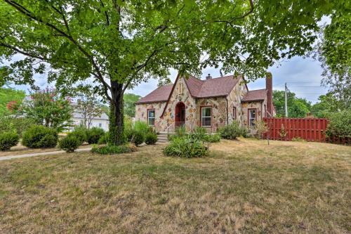 Classy Home With Enclosed Sunroom, Walk To Town