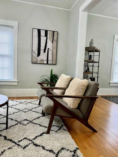 Black And White Cottage; Simple Yet Stunning.