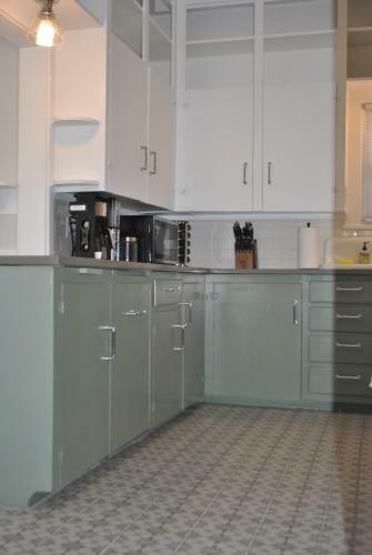 Black And White Cottage; Simple Yet Stunning.