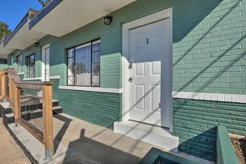 Apartamento Themed Rockaway Beach Studio With Lake View!