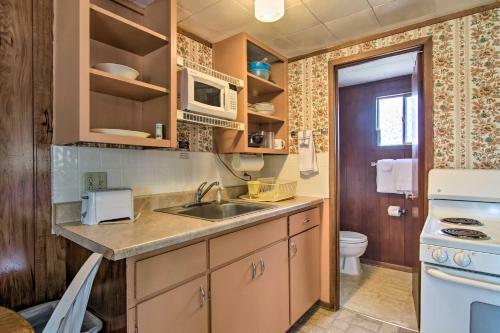 Quaint Reeds Spring Cabin, Lake And Pool Access
