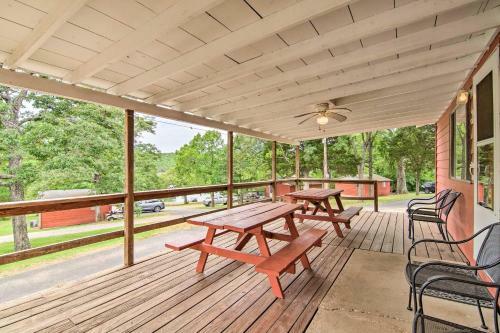Quaint Reeds Spring Cabin, Lake And Pool Access