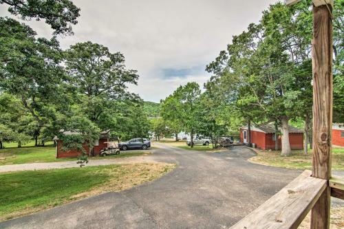 Quaint Reeds Spring Cabin, Lake And Pool Access