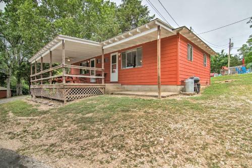 Quaint Reeds Spring Cabin, Lake And Pool Access