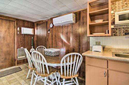 Quaint Reeds Spring Cabin, Lake And Pool Access