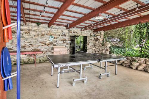 Quaint Reeds Spring Cabin, Lake And Pool Access