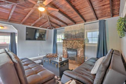 Lakeside Cottage With Patio About 11 Mi To Branson!