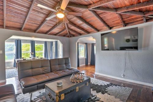 Lakeside Cottage With Patio About 11 Mi To Branson!