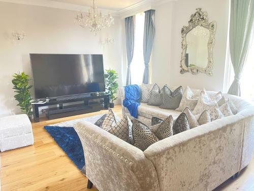 Luxurious 1-bedroom Apartment. Indoor Fireplace
