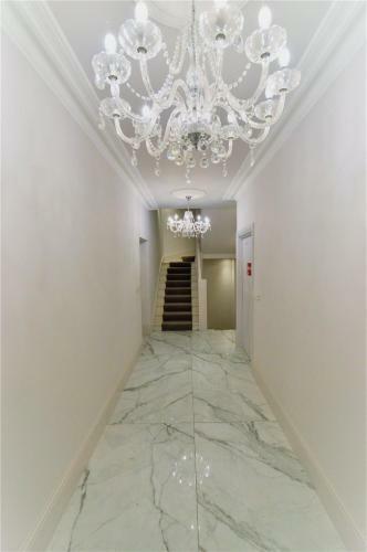 Luxurious 1-bedroom Apartment. Indoor Fireplace