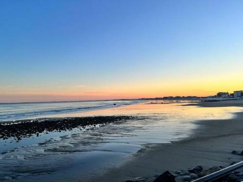 Apartamento The Posh Plum - Easiest Beach Vacation Condo