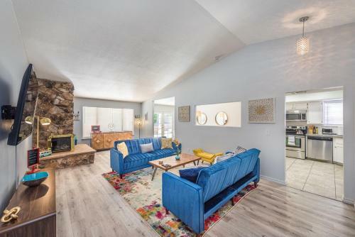 Charming & Stylish Home Can Accommodate 8 Guests!