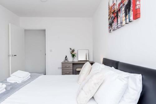 1-bed Apartment In Staines Parking And Balcony