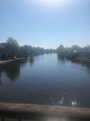 1-bed Apartment In Staines Parking And Balcony