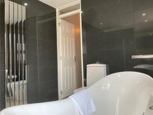 Tynwald Beachside Town House, West Kirby By Rework Accommodation