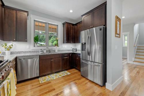 Black Mountain Cottage W/ Hot Tub!