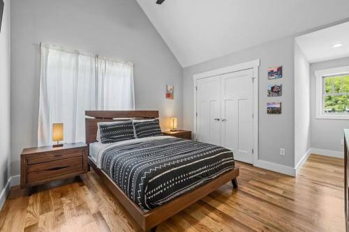 Black Mountain Cottage W/ Hot Tub!