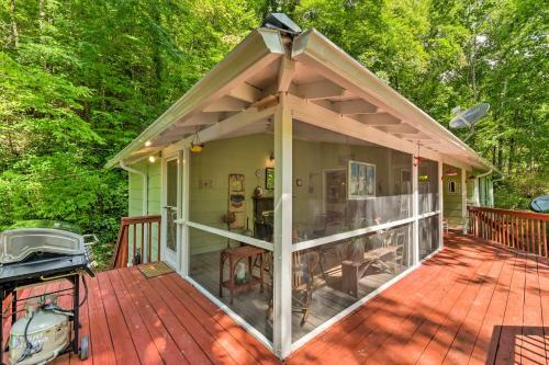 Tranquil Creekside Cottage With Deck And Lanai