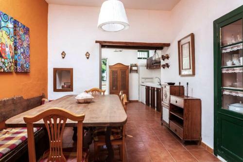 Hist�rica Villa Con Molino De Viento