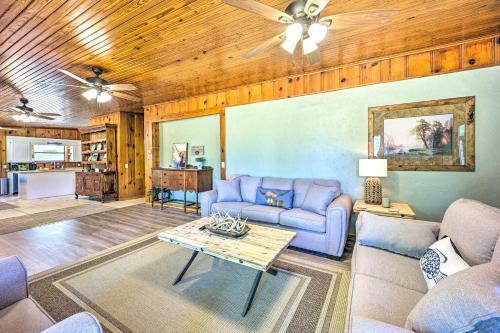 Lochview Lodge Idyllic Farmhouse In Grove!