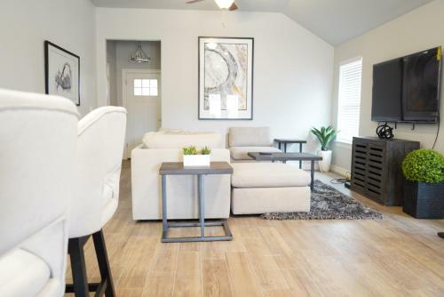 The Cosmopolitan Modern, Cozy, New 3bedroom Home