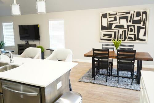 The Cosmopolitan Modern, Cozy, New 3bedroom Home