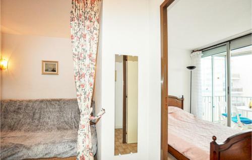 Nice Apartment In Le Barcar�s With 2 Bedrooms