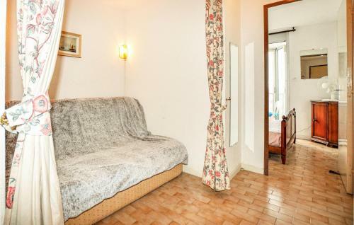 Nice Apartment In Le Barcar�s With 2 Bedrooms