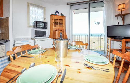 Nice Apartment In Le Barcar�s With 2 Bedrooms