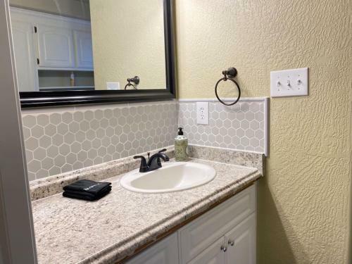 Downstairs Unit Guest House Wd Full Kitchen