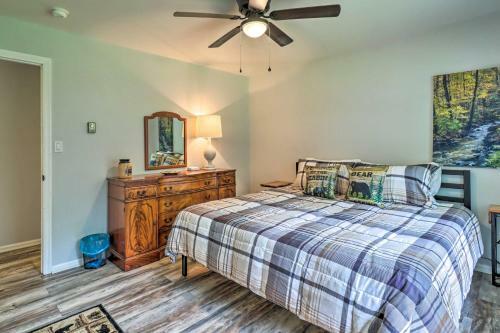 Retreat With Fire Pit - Walk To Community Lake!