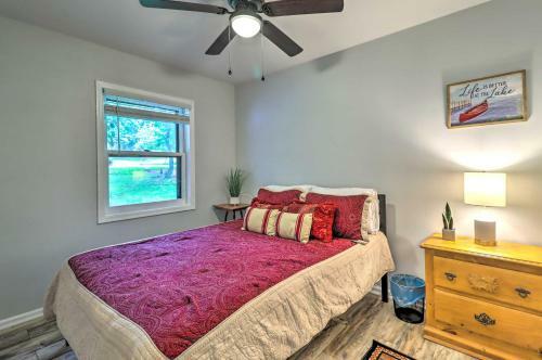Retreat With Fire Pit - Walk To Community Lake!