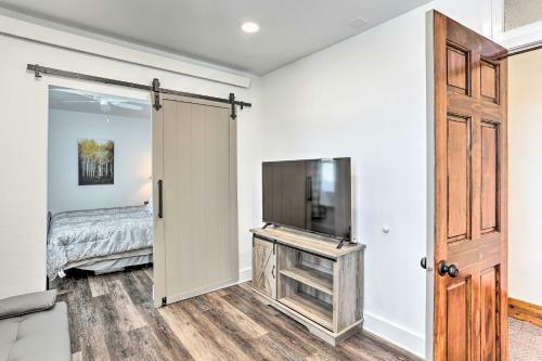 Apartamento Modern Custer Apt - Walk To Shops And Dining!