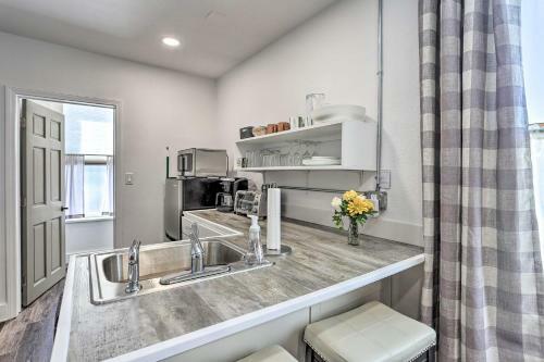 Apartamento Modern Custer Apt - Walk To Shops And Dining!