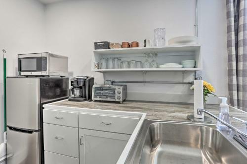 Apartamento Modern Custer Apt - Walk To Shops And Dining!