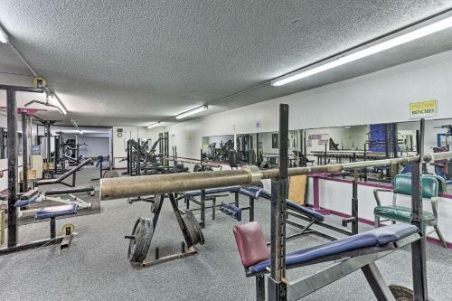 Apartamento Modern Custer Apt - Walk To Shops And Dining!