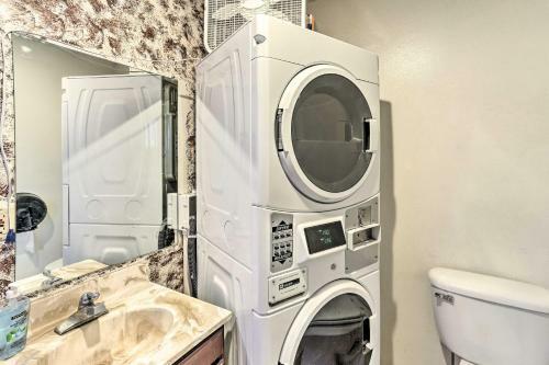 Apartamento Modern Custer Apt - Walk To Shops And Dining!
