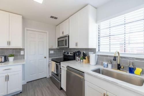 Luxurious Renovated Home-central Location-pet