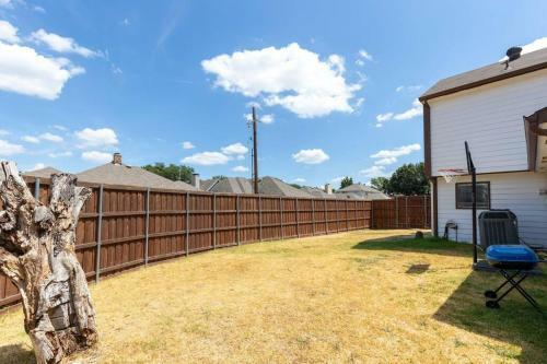 Luxurious Renovated Home-central Location-pet
