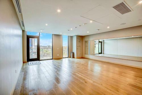 Apartamento New! Luxury Downtown Austin Rainey St. Lake View!