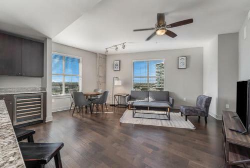 Bright Chic 2 Bedroom Apartment By Stay Gia